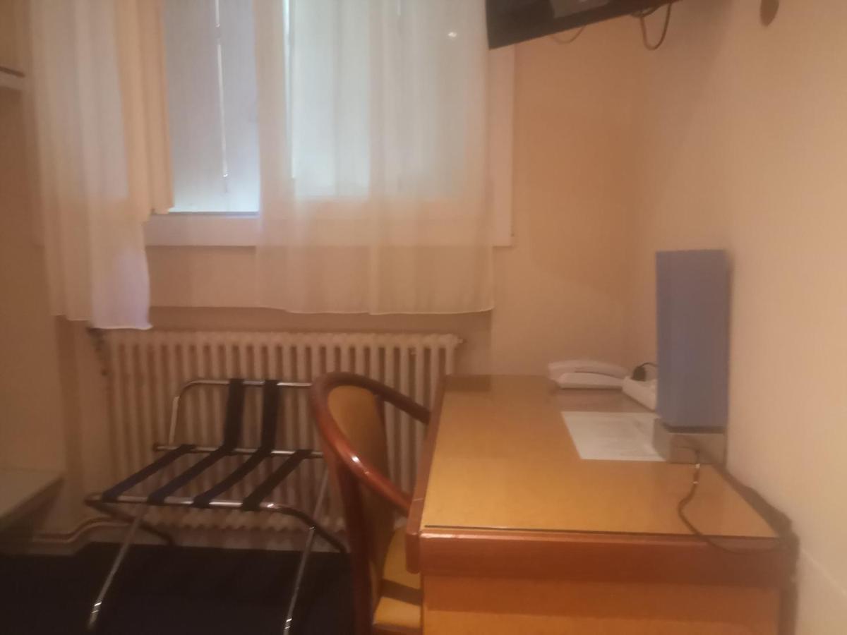Hotel Les Troenes Montpellier Bagian luar foto