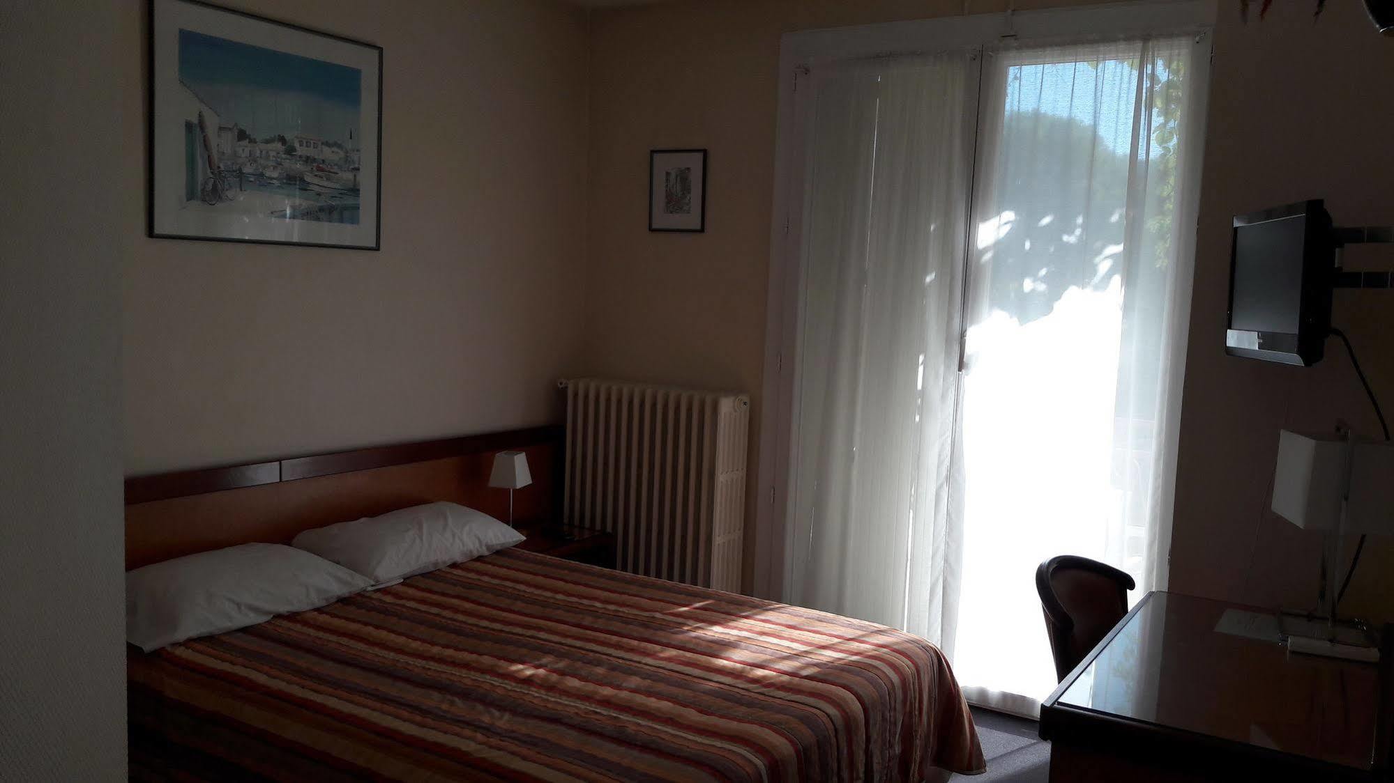 Hotel Les Troenes Montpellier Bagian luar foto