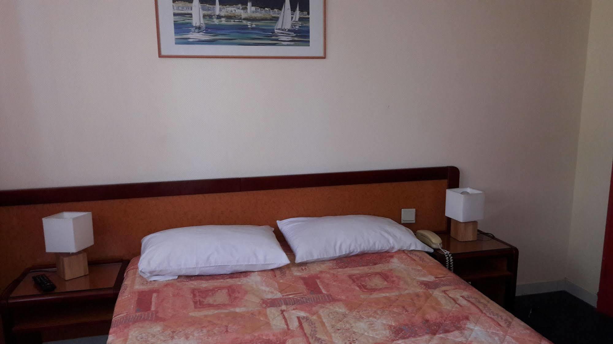 Hotel Les Troenes Montpellier Bagian luar foto